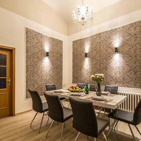 4Bdr Historical Spirit Apt By Ruterra ปราก ภายนอก รูปภาพ