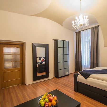 4Bdr Historical Spirit Apt By Ruterra ปราก ภายนอก รูปภาพ