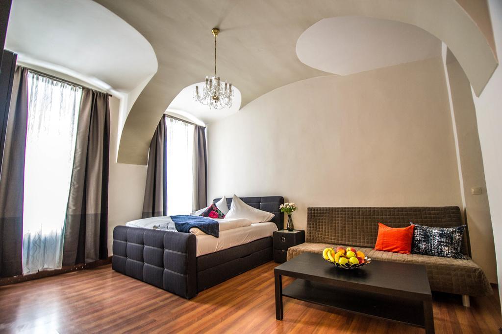 4Bdr Historical Spirit Apt By Ruterra ปราก ภายนอก รูปภาพ