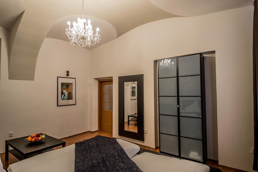 4Bdr Historical Spirit Apt By Ruterra ปราก ภายนอก รูปภาพ