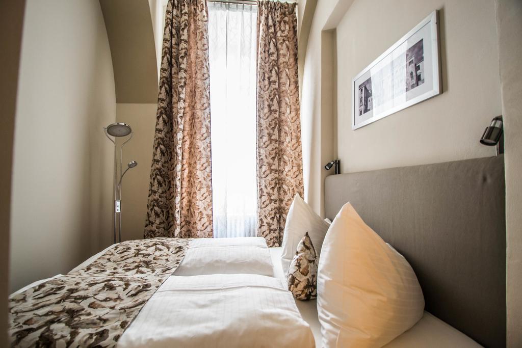 4Bdr Historical Spirit Apt By Ruterra ปราก ภายนอก รูปภาพ